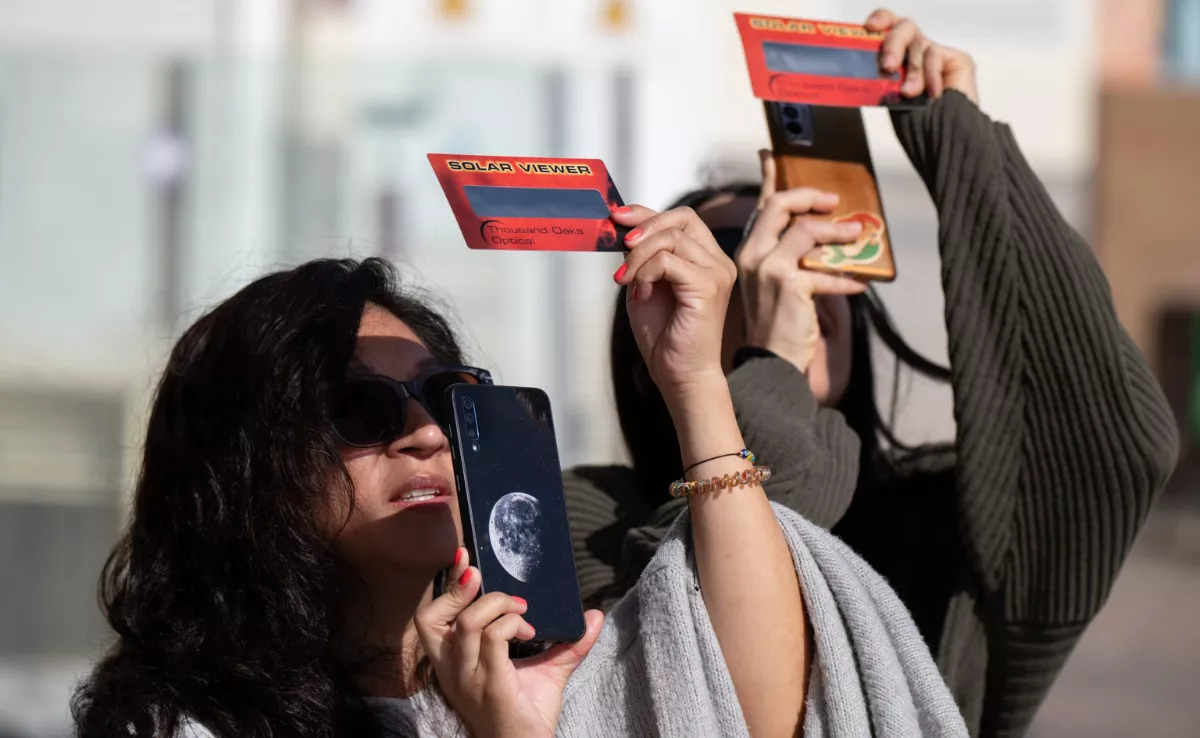 Imagen de unas personas fotografiando un eclipse / EFE