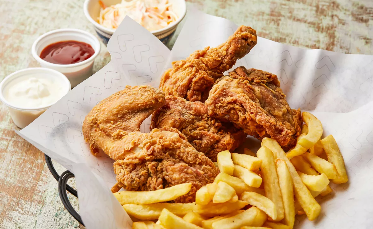 Imagen de una bandeja de pollo frito / CANVA