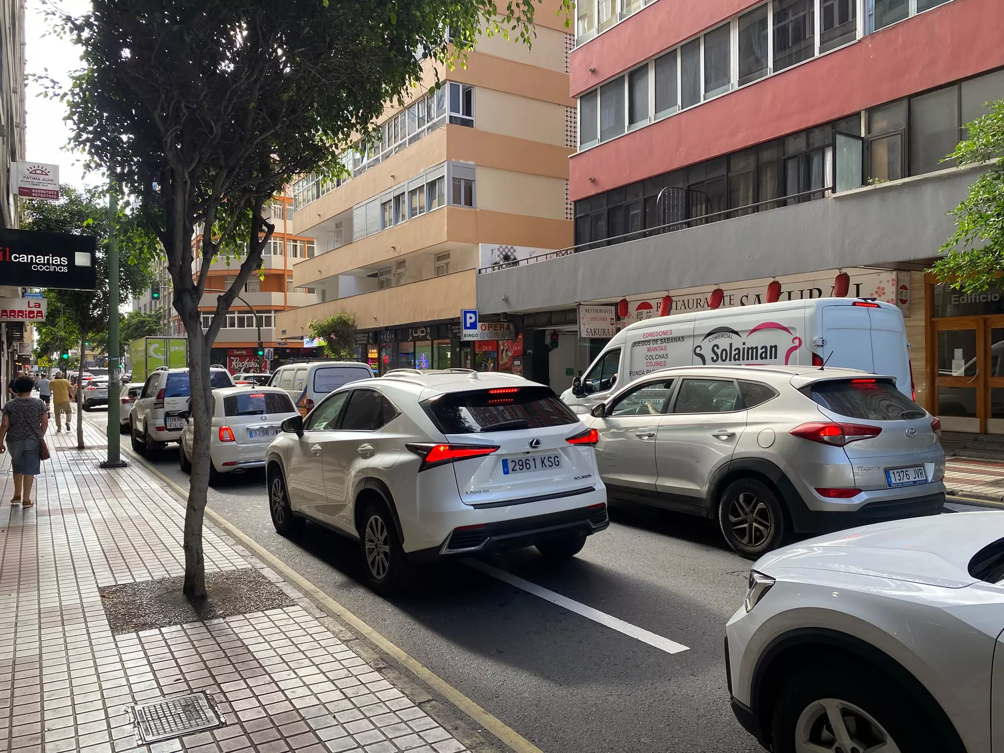La calle Néstor de la Torre completamente colapsada este lunes por el desvío de vehículos de la GC-3. ARIADNA MARTÍNEZ.