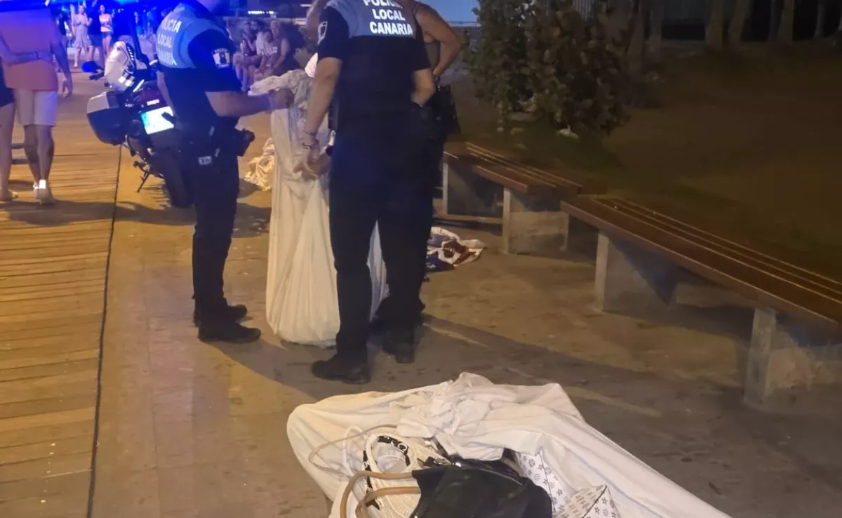 Imagen de la Policía Local Canaria en una zona de venta ambulante de Arona. / AYUNTAMIENTO DE ARONA
