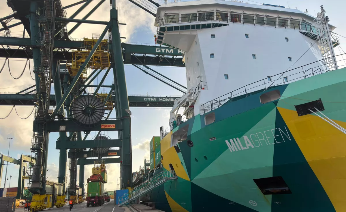 El Mila Green carga y descarga contenedores en el Puerto de Las Palmas. Es su primera operación de estiba en la terminal de Gesport, del grupo Romeu. / AH (7)