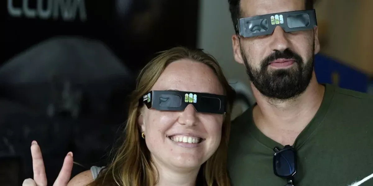 Imagen de dos personas con gafas para ver el eclipse  EFE 