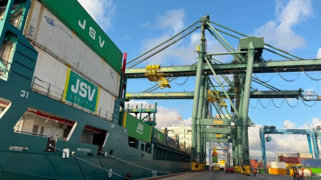 Otro momento de la operativa del 'Mila Green' en el Puerto de Las Palmas. / AH Otro momento de la operativa del 'Mila Green' en el Puerto de Las Palmas. / AH
