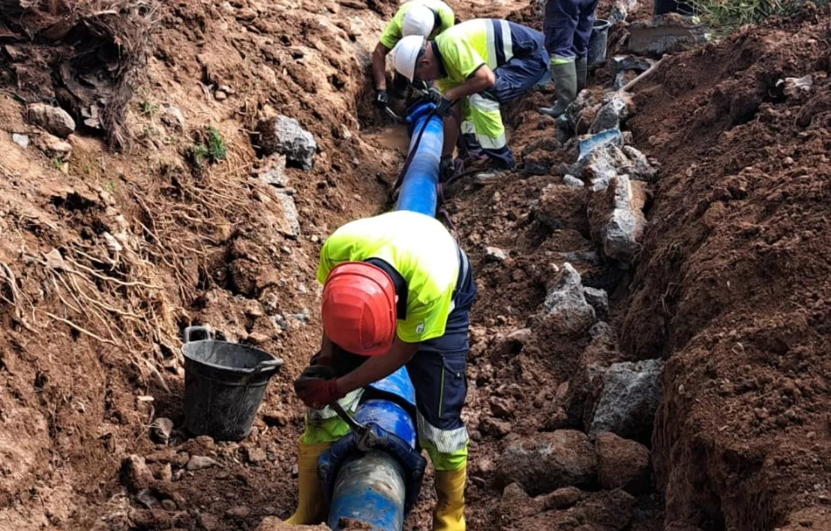 Telde comienza a recuperar el agua en Las Huesas tras reparar la gran avería en la red principal. AYUNTAMIENTO DE TELDE