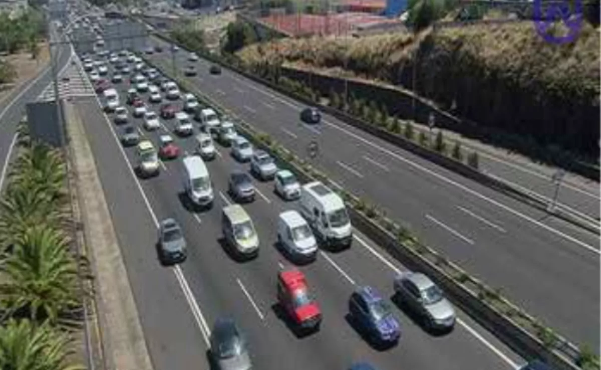 Colas por un accidente en la TF-5. / CABILDO DE TENERIFE