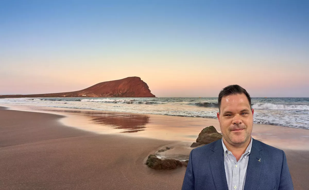 Imagen editada por Atlántico Hoy de la playa de La Tejita junto Miguel Ángel Déniz (ONCE)./ Cabildo de Tenerife-Fundación ONCE