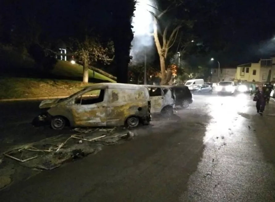 Contendores quemados en Santa Cruz de Tenerife. / POLICÍA LOCAL DE SANTA CRUZ DE TENERIFE