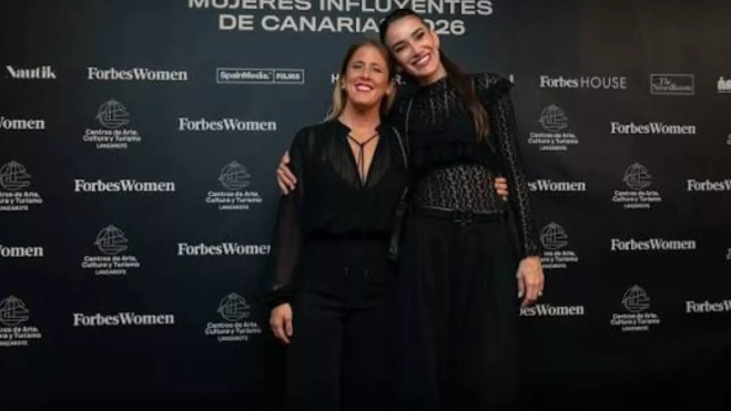 Arianna Gassmann, junto a Yasmina Newport, en un reconocimiento de Forbes a mujeres canarias. / AH Arianna Gassmann, junto a Yasmina Newport, en un reconocimiento de Forbes a mujeres canarias. / AH
