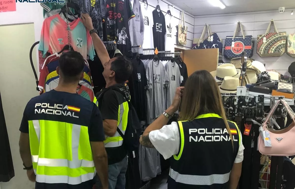 La Policía Nacional detiene a cuatro personas por delito contra la propiedad industrial en el Sur de Tenerife. POLICÍA NACIONAL