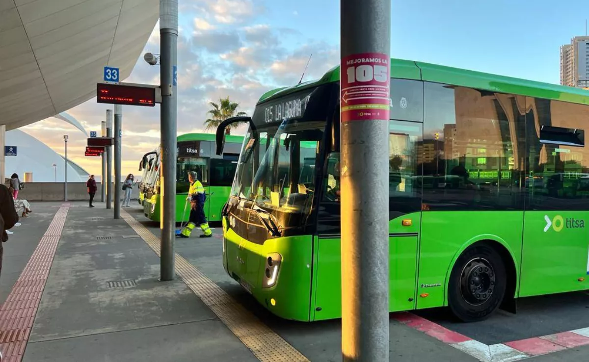 Imagen de una guagua de Titsa en el intercambiador de Santa Cruz / CABILDO DE TENERIFE