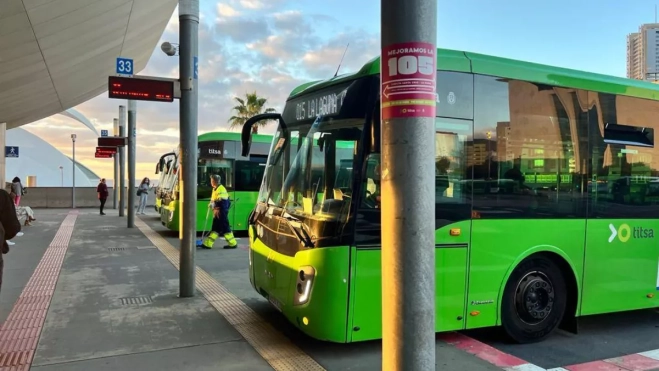 Imagen de una guagua de Titsa en el intercambiador de Santa Cruz / CABILDO DE TENERIFE Imagen de una guagua de Titsa en el intercambiador de Santa Cruz / CABILDO DE TENERIFE