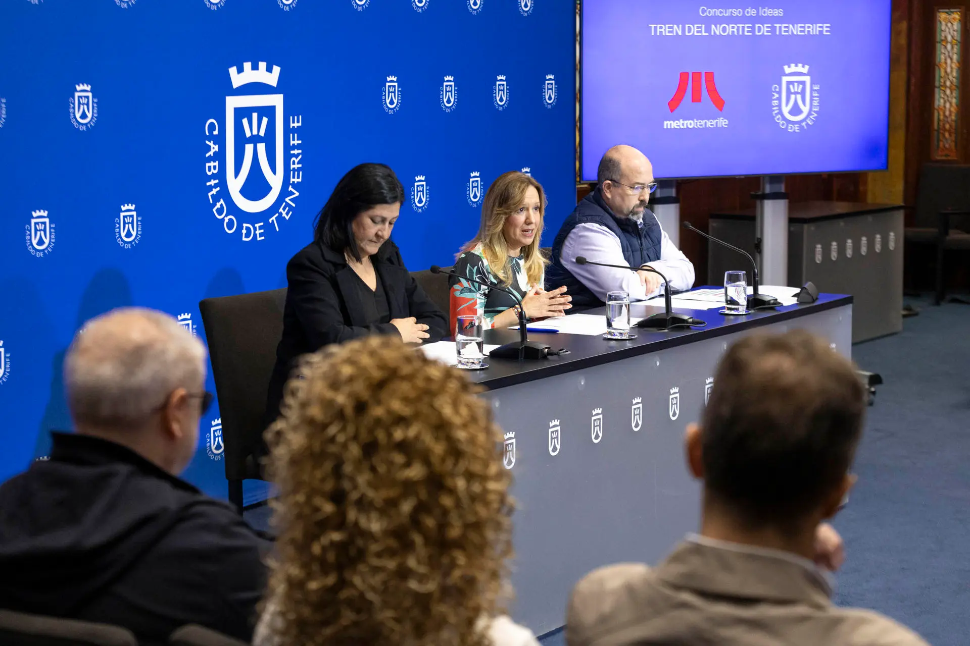 La presidenta del Cabildo de Tenerife (c) con la consejera de Movilidad del Cabildo de Tenerife, Eulalia García y el director de proyectos de Metropolitano de Tenerife en la presentación del concurso. / MIGUEL BARRETO-EFE