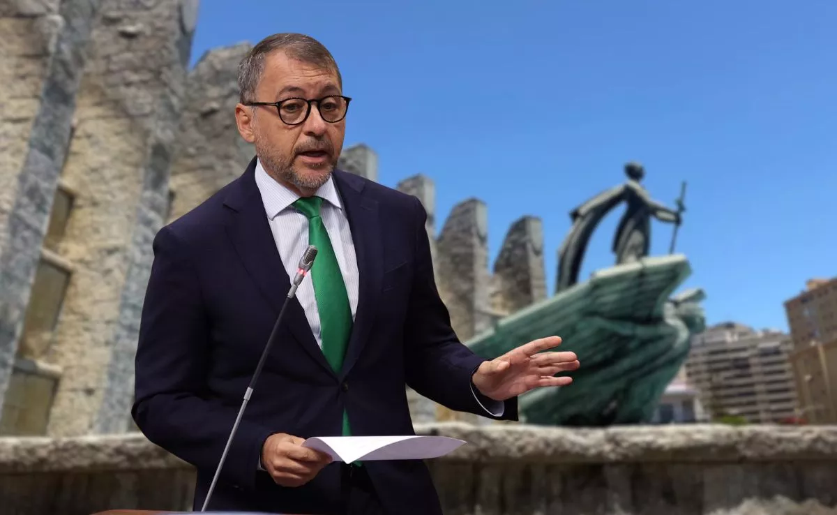 José Manuel Bermúdez, alcalde de Santa Cruz, sobre imagen del Monumento|MONTAJEAH