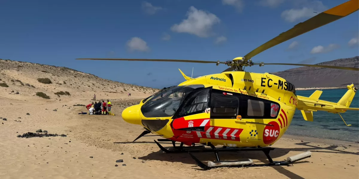 Imagen del helicóptero en la playa de La Graciosa / 112 CANARIAS 