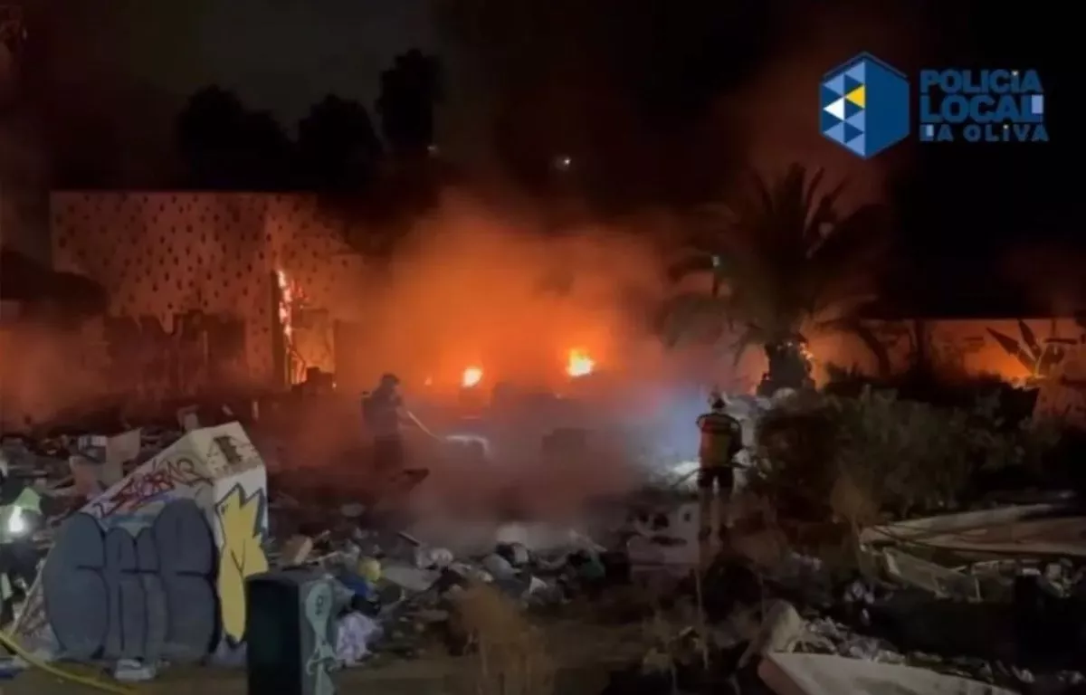 Incendio en la antigua zona recreativa de Baku, en Corralejo. POLICÍA LOCAL DE LA OLIVA