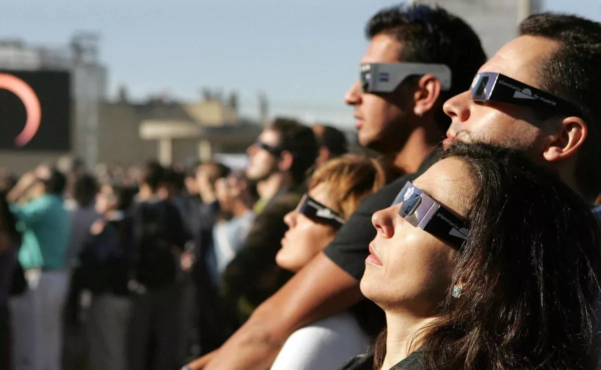 Unas personas mirando un eclipse con las gafas adecuadas / EFE