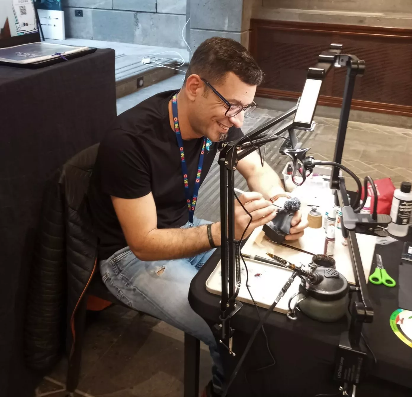 Beornath pintando una pieza en una sesión del Festival Animayo. AH