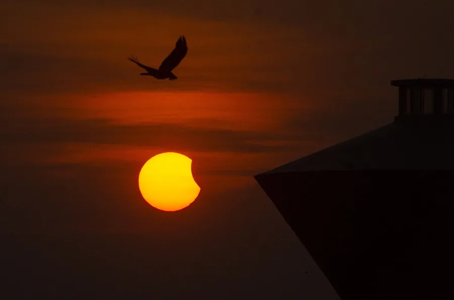 Fotografía de un eclipse solar parcial tomada desde Chennai (India) el 25 de octubre de /2022. EFE/EPA/Idrees Mohammed.