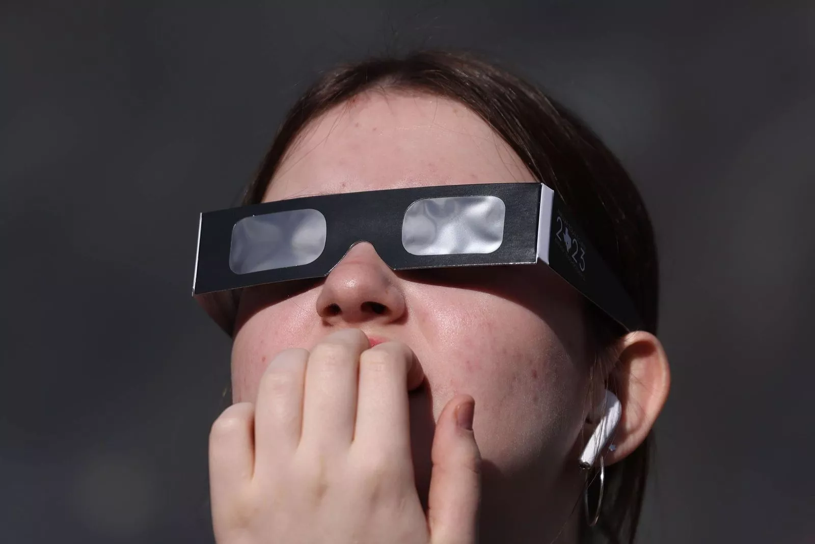 Una mujer con gafas homologadas viendo un eclipse. / EFE