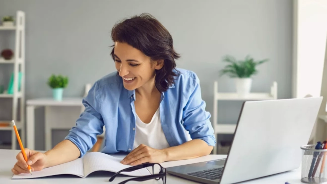 Una persona haciendo un curso online / CANVA Una persona haciendo un curso online / CANVA