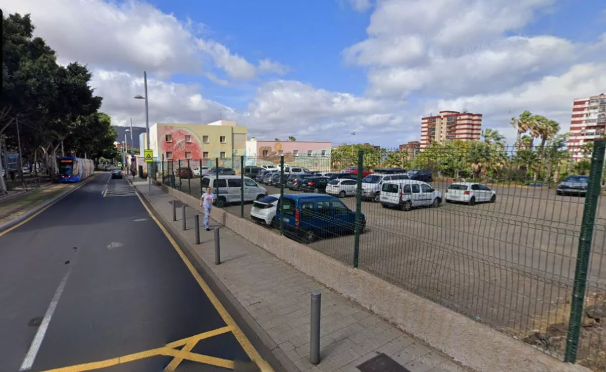 Aparcamiento provisional en la avenida Príncipes de España |GOOGLEMAP