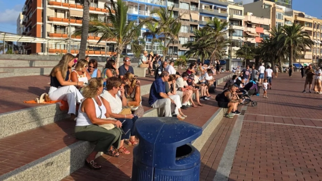 Imagen de varias personas en Las Canteras preparadas para ver el eclipse solarAH Imagen de varias personas en Las Canteras preparadas para ver el eclipse solarAH