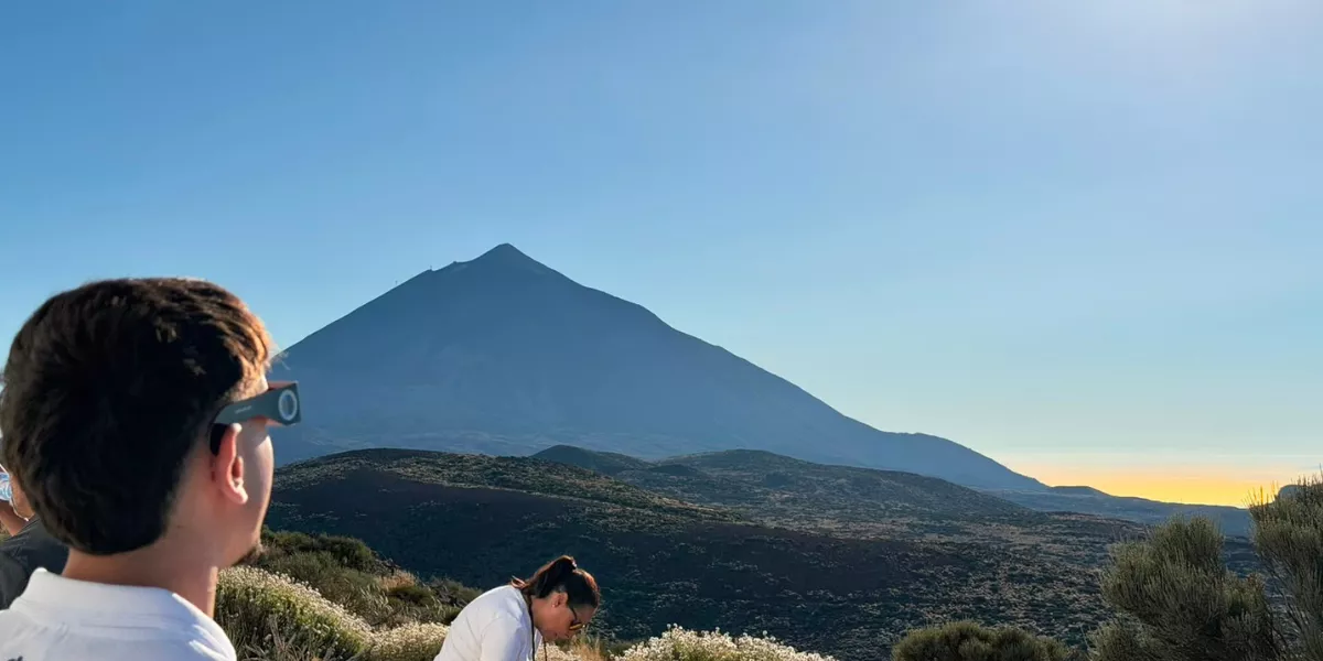 Imagen de una persona observando el eclipse solar desde el Observatorio de El Teide / AH