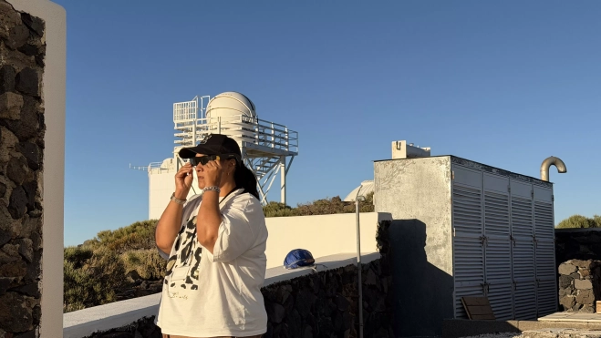 Imagen de una ciudadana observando el eclipse solar desde el Observatorio del Teide./ Pedro Yanes Imagen de una ciudadana observando el eclipse solar desde el Observatorio del Teide./ Pedro Yanes