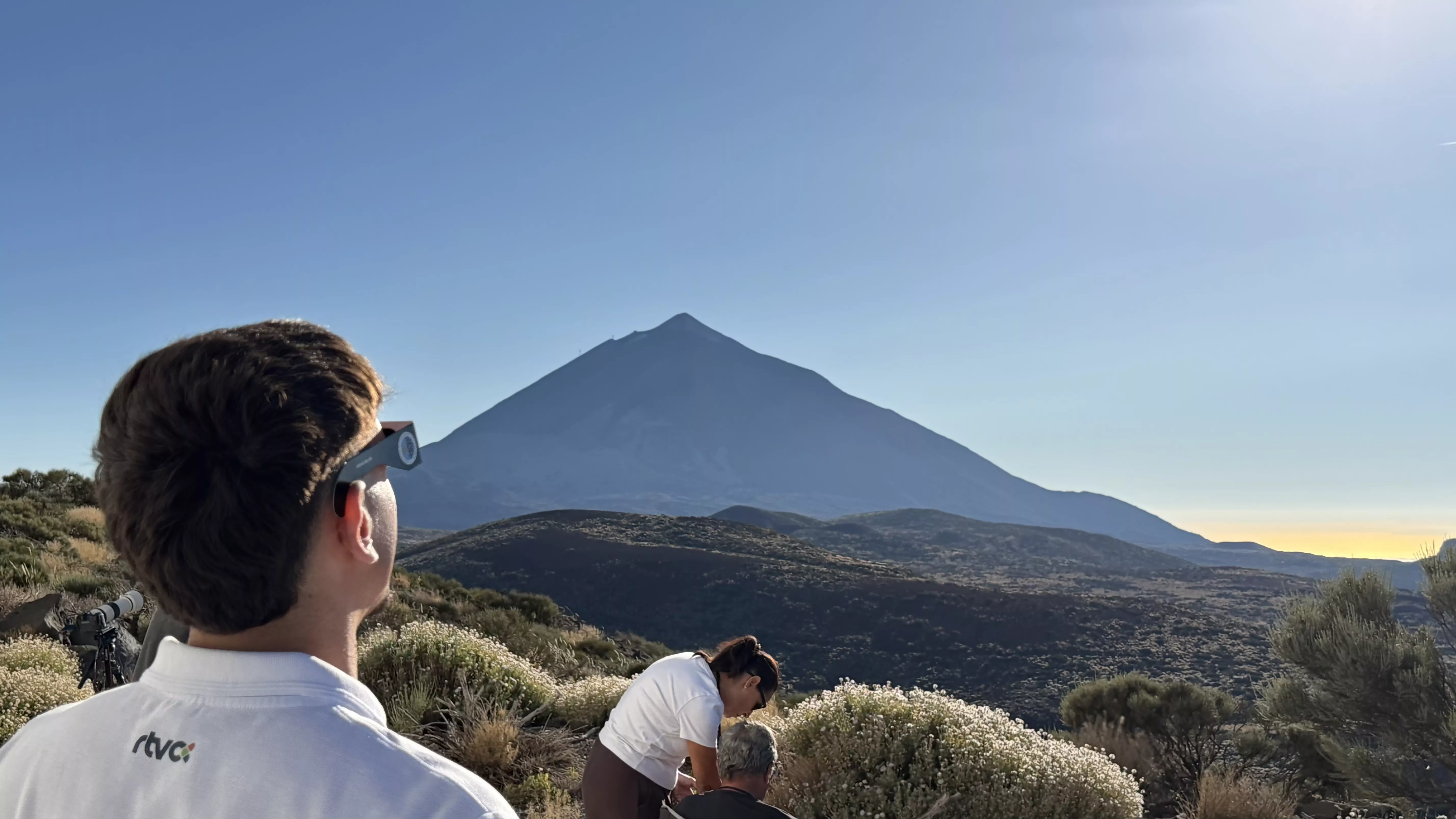 Imagen de un periodista observando el eclipse solar desde el Observatorio del Teide./ Pedro Yanes