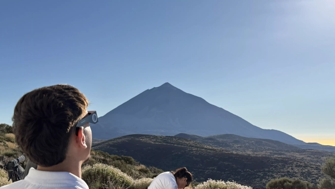 Imagen de un periodista observando el eclipse solar desde el Observatorio del Teide./ Pedro Yanes Imagen de un periodista observando el eclipse solar desde el Observatorio del Teide./ Pedro Yanes