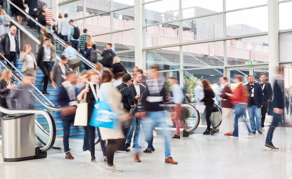 Imagen de unas personas en un centro comercial / CANVA