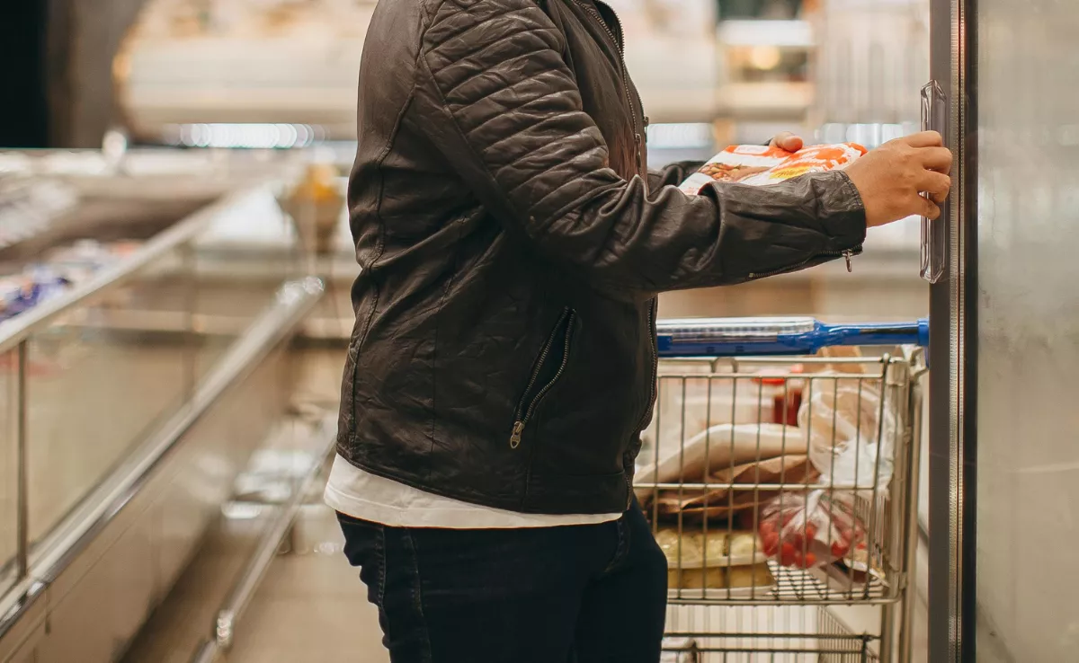 Imagen de una persona comprando en un supermercado. / CANVA