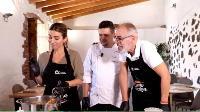 Catha González y Kiko Barroso en una cocina de un restaurante canario. / AH Catha González y Kiko Barroso en una cocina de un restaurante canario. / AH