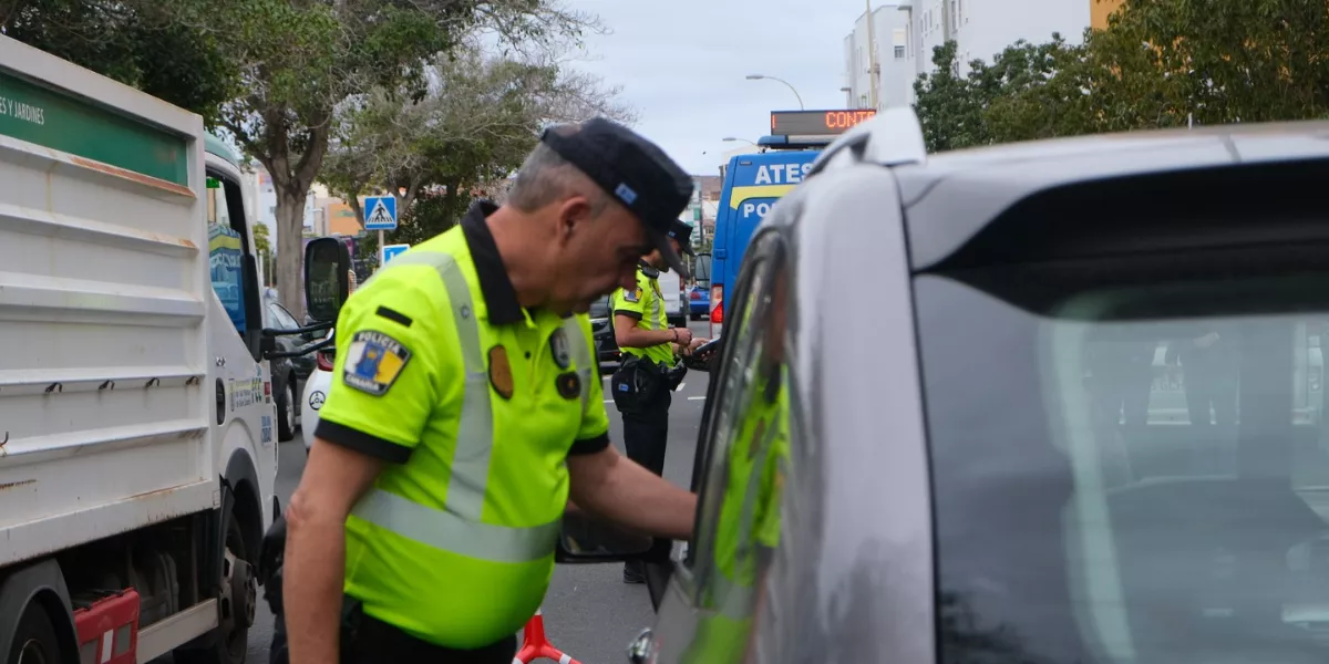 Imagen de un policía realizando una prueba de drogas a un conductor / AH