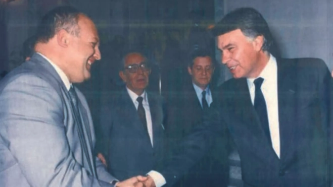 Eligio Hernández saluda a Felipe González durante su etapa como Fiscal General del Estado. / EFE Eligio Hernández saluda a Felipe González durante su etapa como Fiscal General del Estado. / EFE