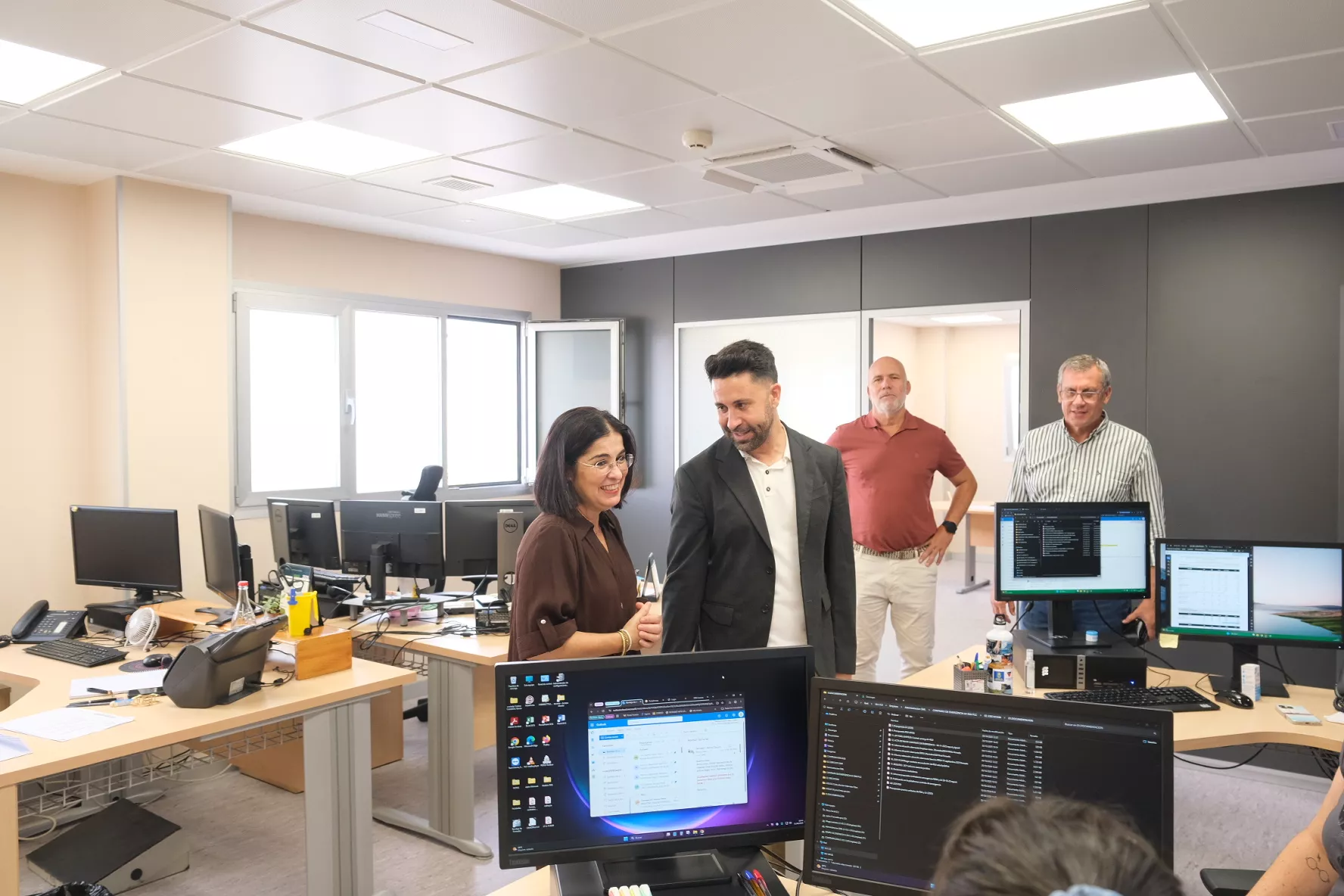 La alcaldesa, Carolina Darias, junto a los concejales Héctor Alemán, Mauricio Roque, y el gerente del SML, Antonio Santana, en las instalaciones renovadas del Servicio Municipal de Limpieza