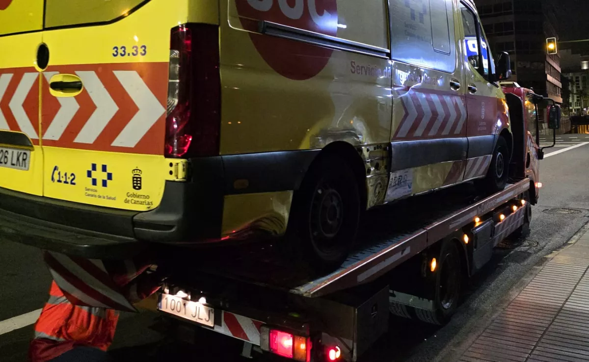 La grúa se lleva una ambulancia de urgencias averiada / ALBERTO LEY - ATLÁNTICO HOY