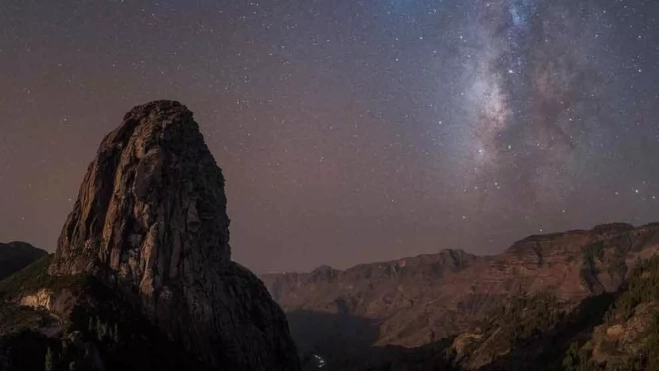 Roque de Agando durante la noche / TURISMO DE LA GOMERA Roque de Agando durante la noche / TURISMO DE LA GOMERA
