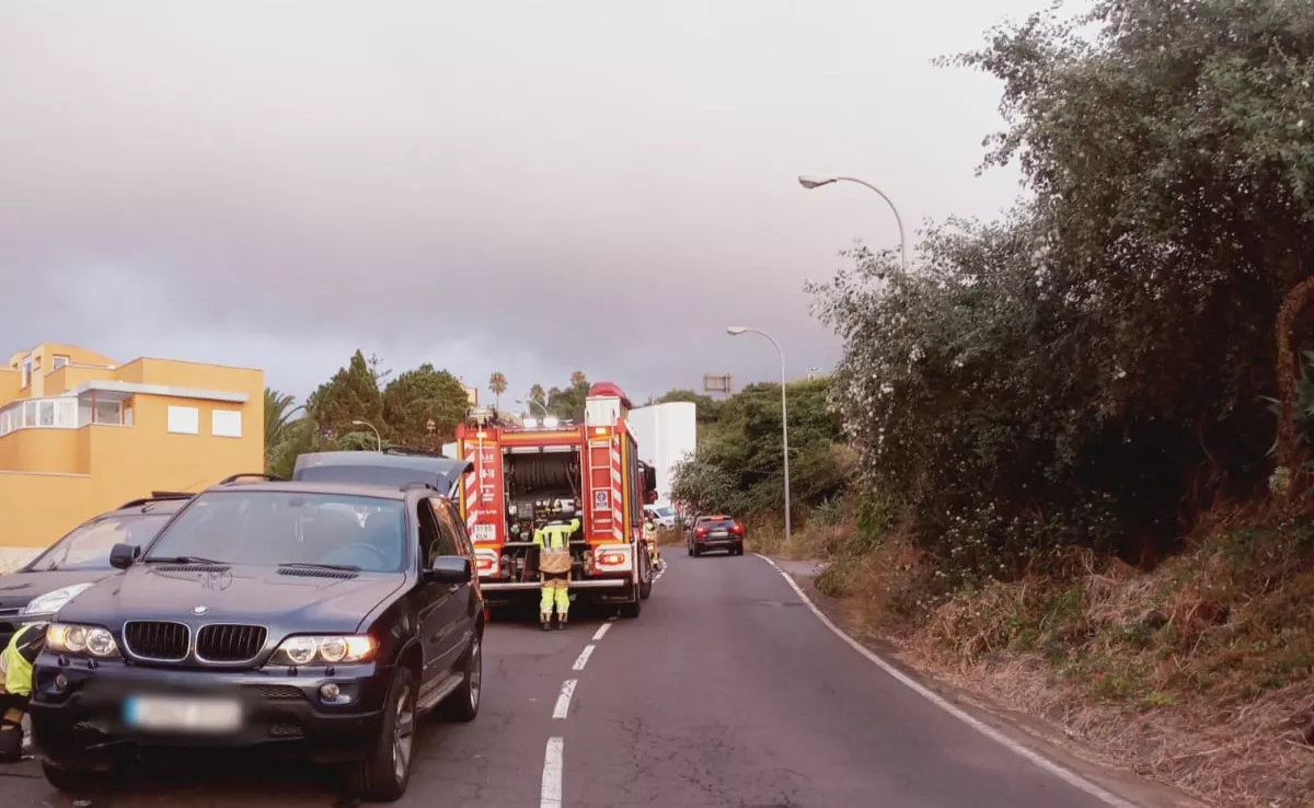 Accidente entre un turismo y una motocicleta en la carretera TF-152. / BOMBEROS DE TENERIFE