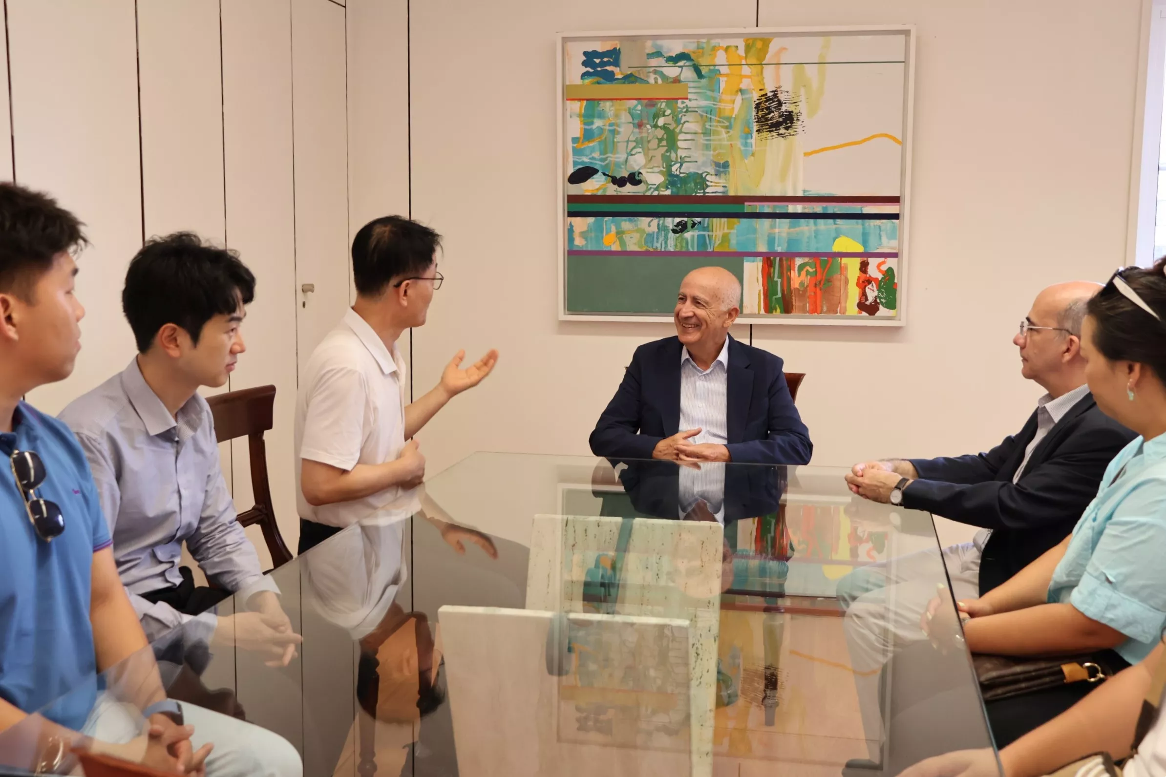 El concejal Francisco Hernández Spínola, con representantesdel programa de innovación tecnológica de Corea. AH