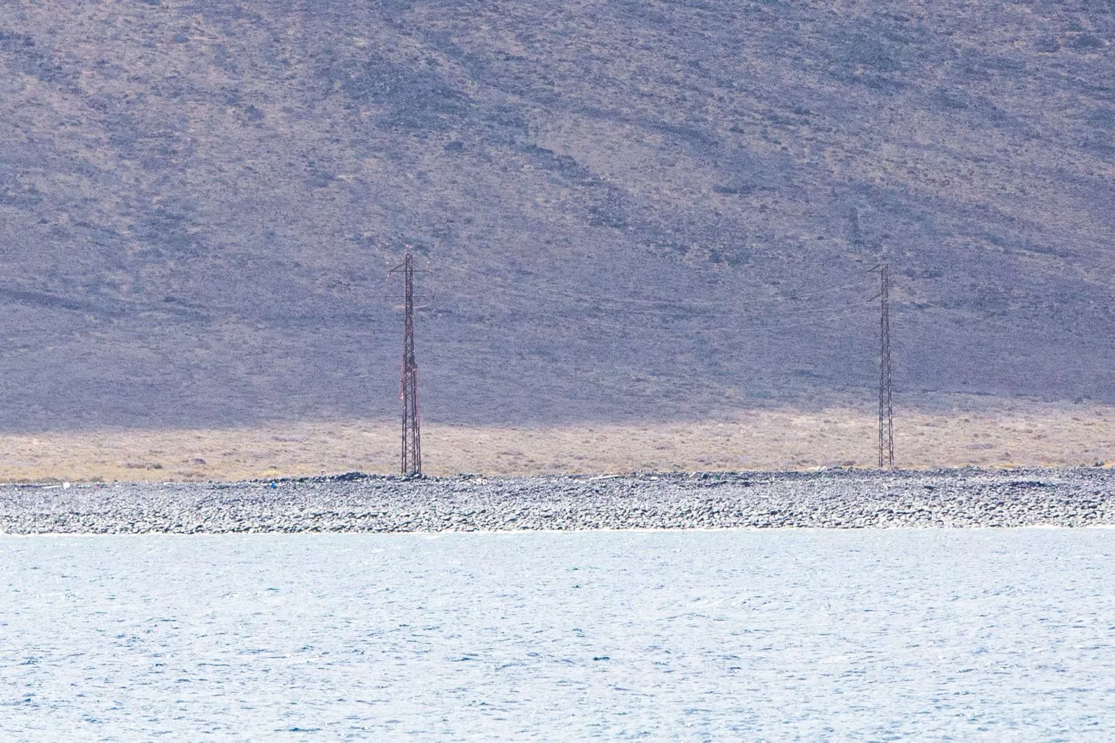 Tendido eléctrico en La Graciosa. / CEDIDA