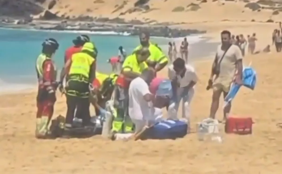 Intervención médica a un hombre en La Graciosa. / VÍDEO 112