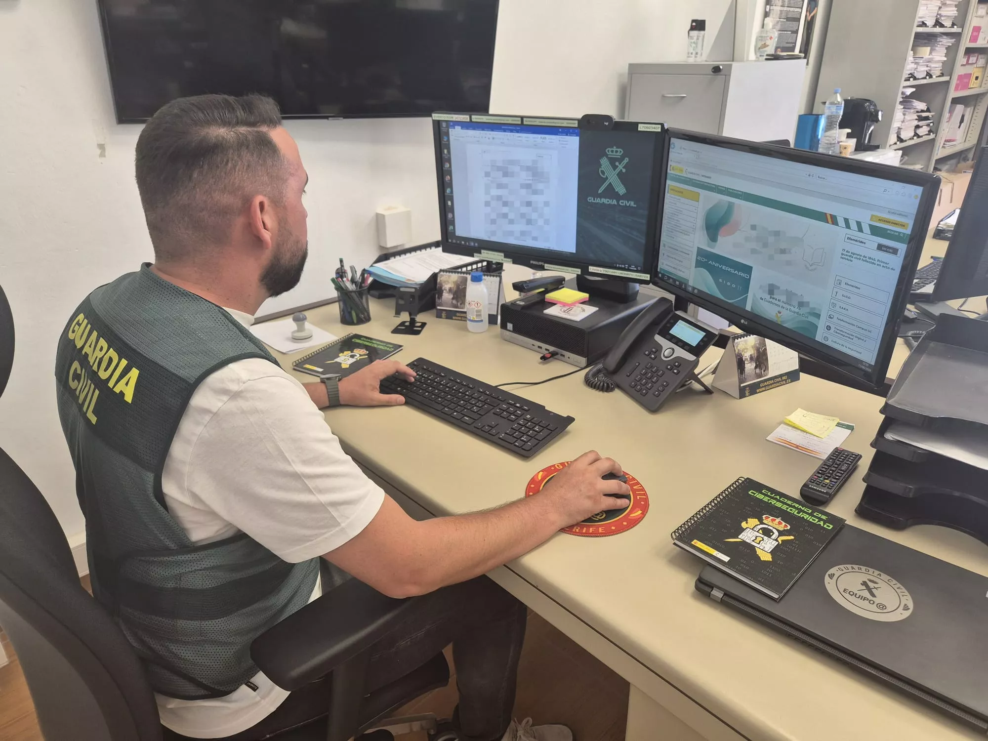 Imagen de un Guardia Civil gestionando una investigación. / GUARDIA CIVIL