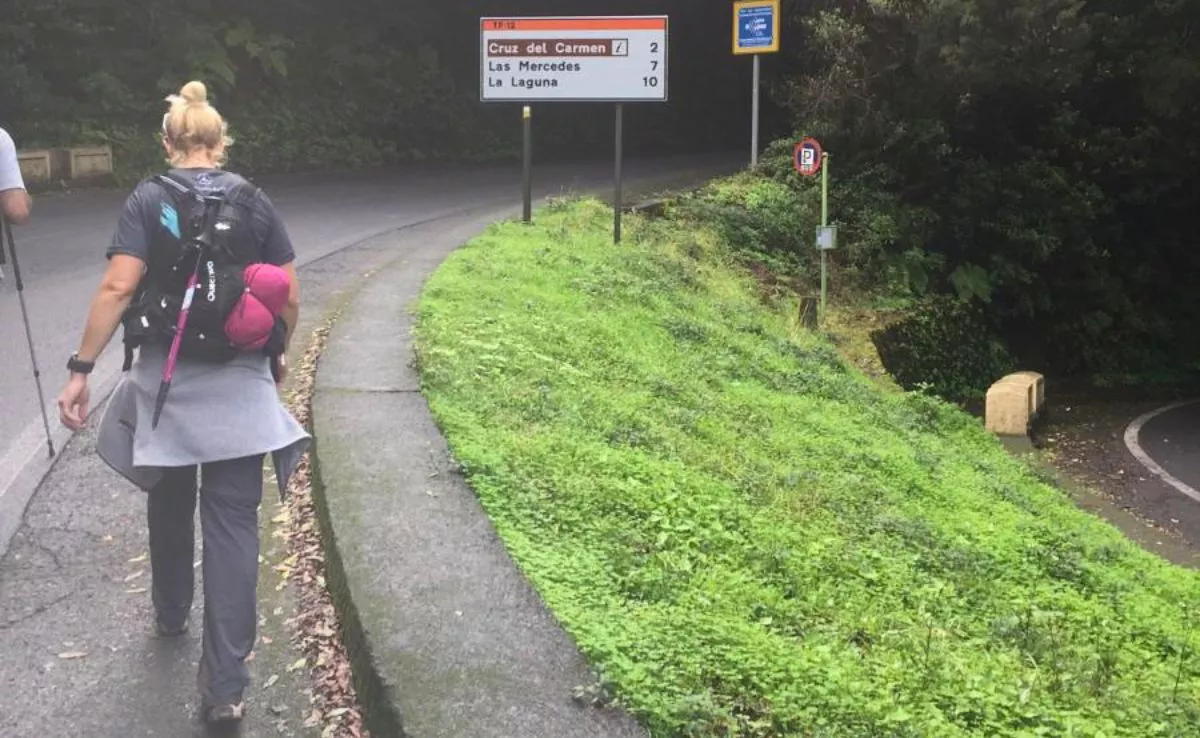 Senderistas caminando por las carreteras de Anaga |WIKILOC