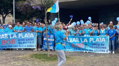 Imagen de la protesta de SOS Playa San Marcos frente a la Presidencia del Gobierno de Canarias./ Imagen de la RRSS de la plataforma Imagen de la protesta de SOS Playa San Marcos frente a la Presidencia del Gobierno de Canarias./ Imagen de la RRSS de la plataforma