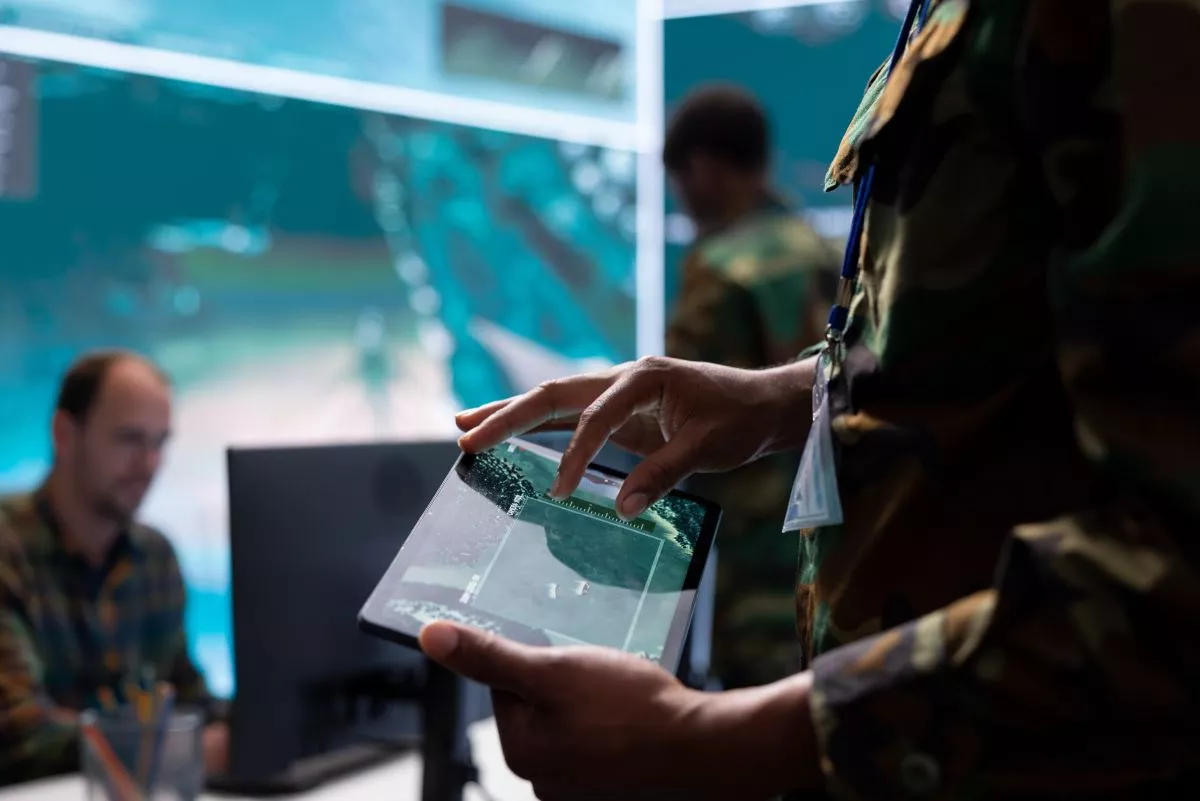 Personal militar examinando información / FEINDEF