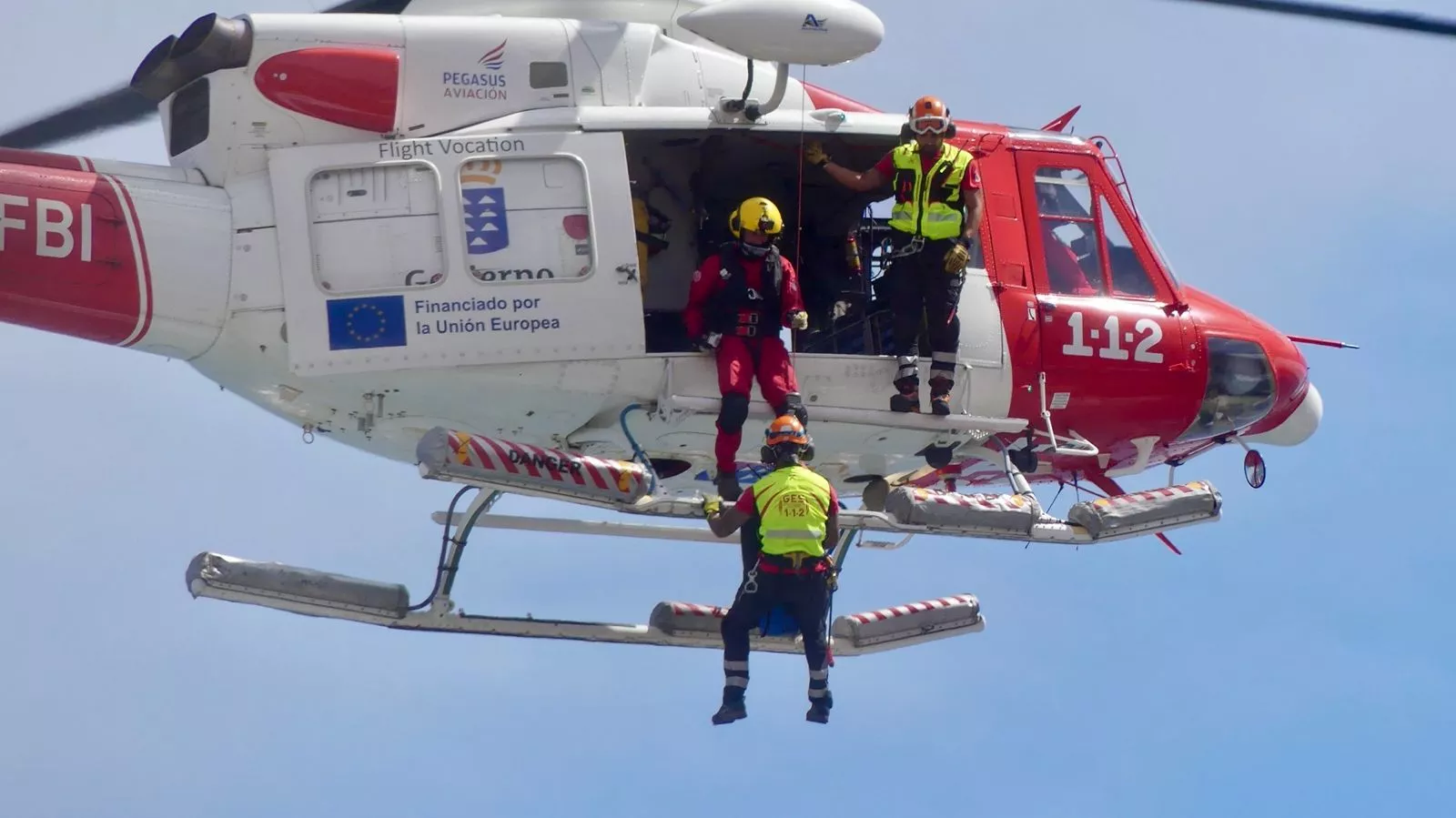 El Helicóptero del GES con el cuerpo del menor. / CECOES