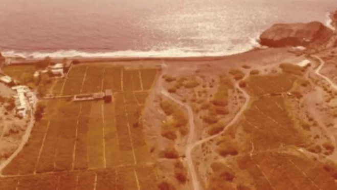 El camino para llegar a la playa de Veneguera, por medio de las fincas y del barranco, antes de desviarlo Lopesan para unir ambas propiedades. / REDES El camino para llegar a la playa de Veneguera, por medio de las fincas y del barranco, antes de desviarlo Lopesan para unir ambas propiedades. / REDES