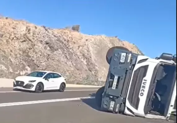 Un camión vuelca en la TF-1 y provoca importantes retenciones a la altura de Guía de Isora. / REDES