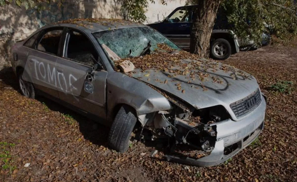 Vehículo abandonado en la vía pública |REDES